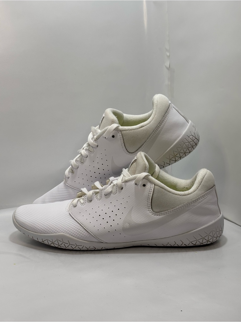 Nike Women's Size 8 Cheer Sideline IV Cheerleading Shoes White/Silver 943790-100